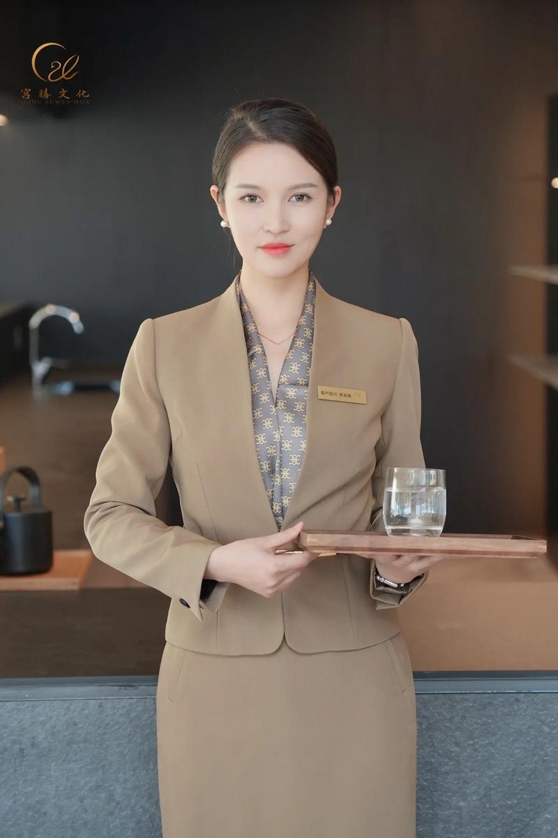 展现内心的尊重 服务礼仪中正确的迎客与引导手势